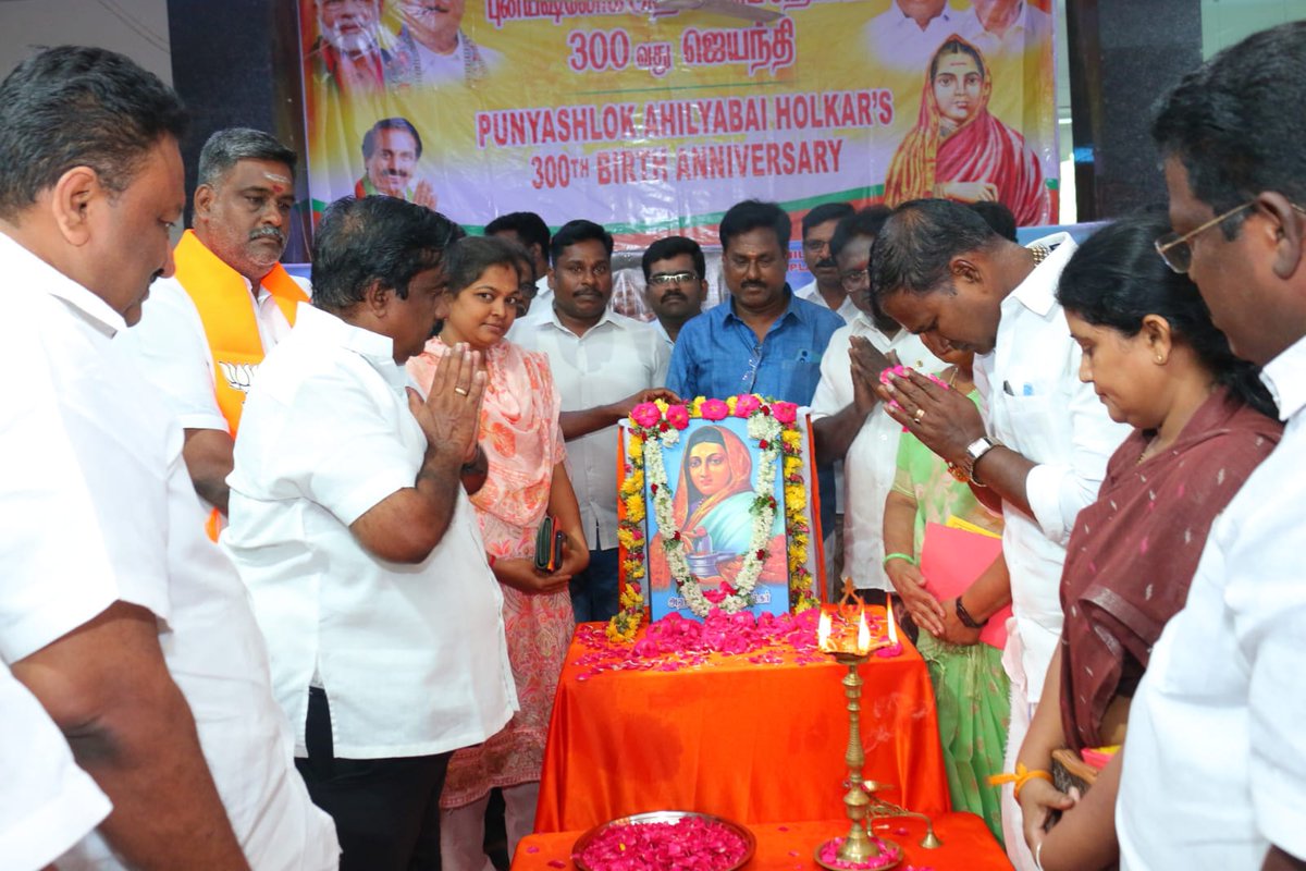 AKSaiJSaravanan's tweet photo. புதுச்சேரி பாஜக அலுவலகத்தில் மாநிலத் தலைவர் திரு.@SelvaMPPY தலைமையில் நடைபெற்ற மகாராணி அகல்யா பாய் ஓல்கர் அவர்களின் 300வது பிறந்தநாள் நிகழ்ச்சியில் கலந்துகொண்டு அவரது திருவுருவப்படத்திற்கு மலர் தூவி மரியாதை செலுத்தியதுடன் அவரது வரலாற்று புகைப்பட கண்காட்சியை பார்வையிட்டேன். https://t.co/vJmPuNWYQV