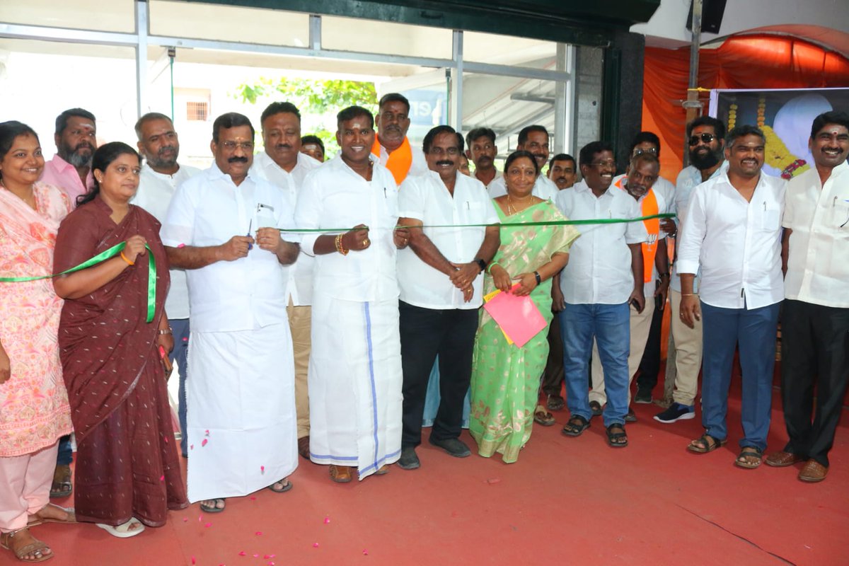 AKSaiJSaravanan's tweet photo. புதுச்சேரி பாஜக அலுவலகத்தில் மாநிலத் தலைவர் திரு.@SelvaMPPY தலைமையில் நடைபெற்ற மகாராணி அகல்யா பாய் ஓல்கர் அவர்களின் 300வது பிறந்தநாள் நிகழ்ச்சியில் கலந்துகொண்டு அவரது திருவுருவப்படத்திற்கு மலர் தூவி மரியாதை செலுத்தியதுடன் அவரது வரலாற்று புகைப்பட கண்காட்சியை பார்வையிட்டேன். https://t.co/vJmPuNWYQV