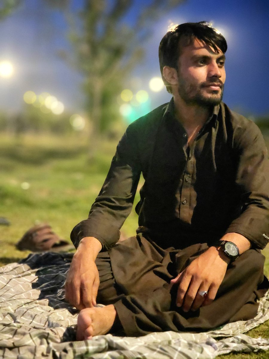 Shair_Habibi's tweet photo. هېڅکله مه تسلمیږه، 
نن سخته ده سبا به لا بده وي. خو بل سبا به لکه لمر ځلیږی.

Never Give up,
Today is hard, Tomorrow will be worse but the next day, You will shine like Sun.

S.HaBiBi https://t.co/VSOV703WLi
