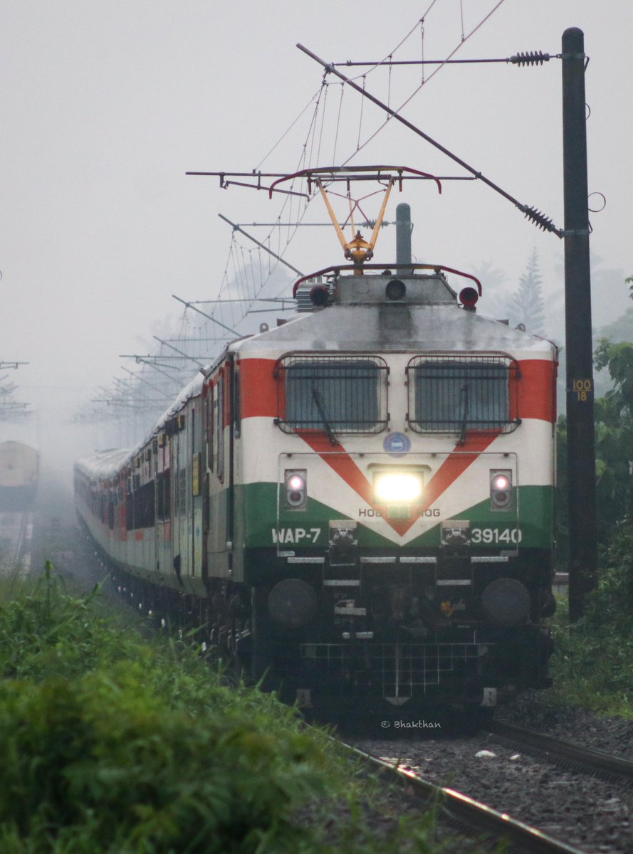 drm_tvc's tweet photo. Power, Pride &amp; Patriotism on Track! 📷

KJM’s WAP-7 #39140 in stunning Tricolour livery leads the 16526 Island Express into Ernakulam Town

📷-Abhijith Bhaktan

#Tricolour #IslandExpress #RailfanPhoto #Railfan https://t.co/ozbBop2RhW