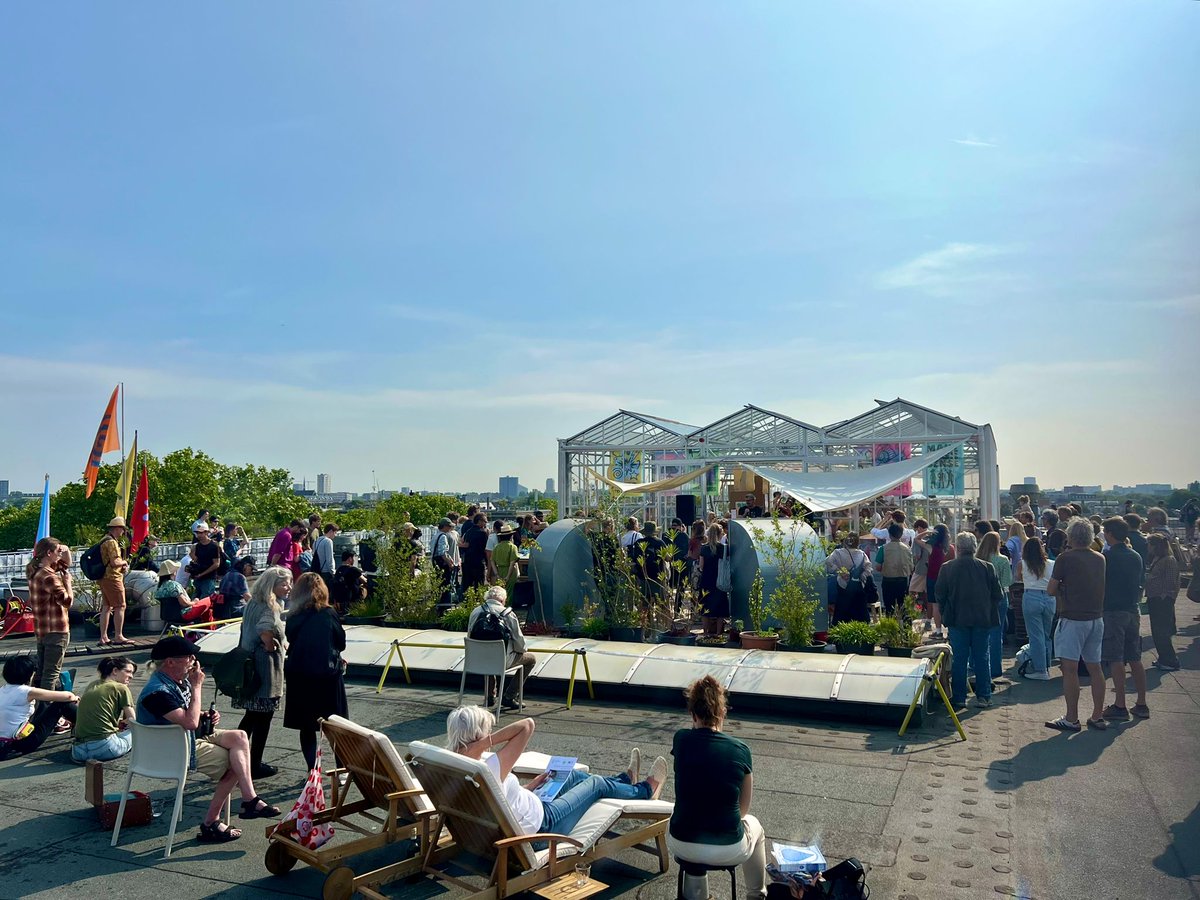 Opening van de <a href="/EnergieKas/">EnergieKas</a>! <a href="/GemeenteDenHaag/">Gemeente Den Haag</a> is een prachtige en inspirerende plek rijker. Proeftuin voor voedselteelt, workshops, poëzie,  energiebeheer en  ontmoetinge. 🤩 Wat een verrijking! 🐞☘️🥬
#kapteijns #duurzaam_dh 
#impactcity #OnsEten