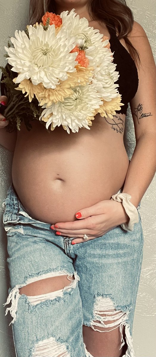 AlexEbert22's tweet photo. I still can’t believe I get to be a mama🤍🌸 https://t.co/0tBsiD01sN
