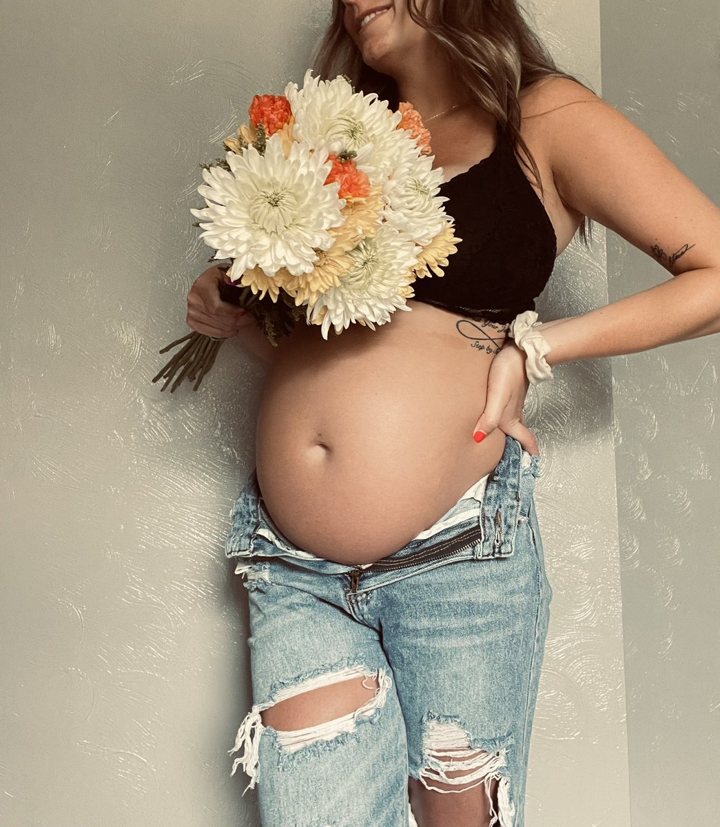 AlexEbert22's tweet photo. I still can’t believe I get to be a mama🤍🌸 https://t.co/0tBsiD01sN