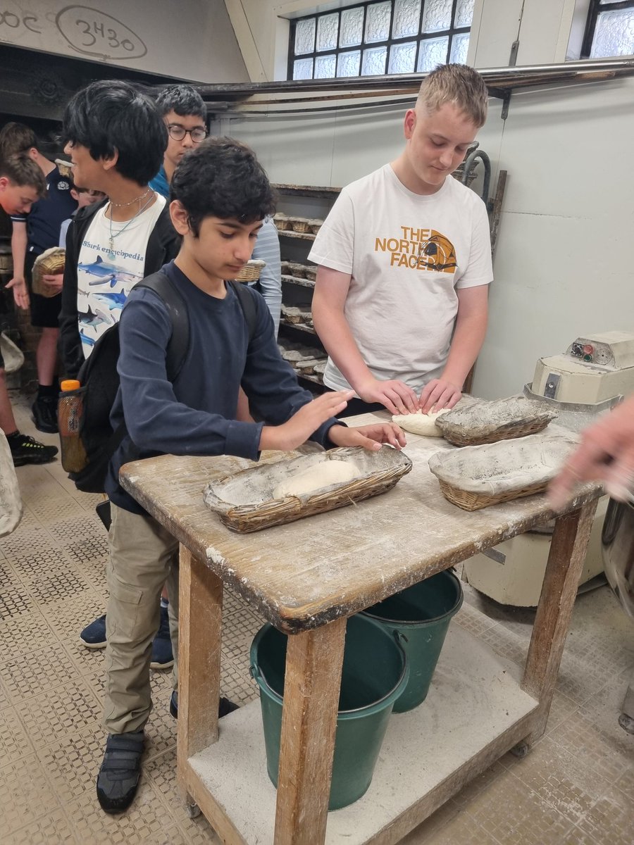 MCHSModLang's tweet photo. Successful second day 🇨🇵
We made bread with Bruno then visited Boulogne sur Mer and the aquarium 🥖🦈 https://t.co/jbckcrlGey