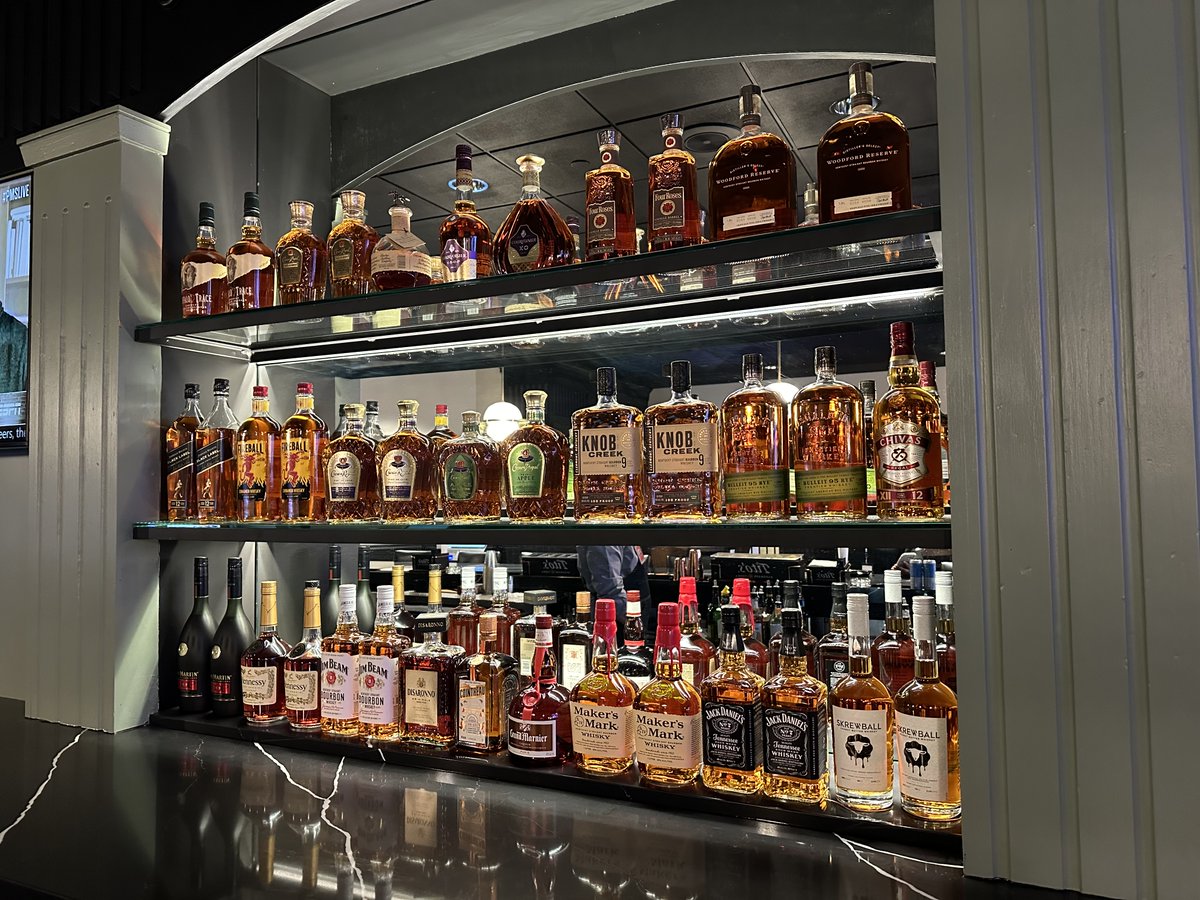 Saturdays = Social Lounge 🥂 

Stop in for a specialty cocktail &amp; live music by Los Banditos! Show at 8p 🎸