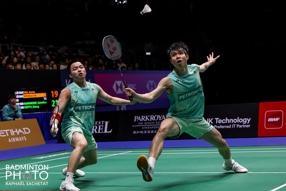 RESULTS: #SingaporeOpen2025

MD | SEMIFINAL

#MAS🇲🇾 Aaron Chia-Soh Wooi Yik 3️⃣ def.
#IND🇮🇳 Satwiksairaj Rankireddy-Chirag Shetty 19-21 21-10 21-18

⏱️1h 4m

#GemilangkanLagi 
#BadmintonMalaysia
#DemiMalaysia