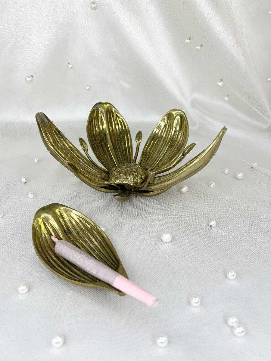 1950s flower petal ashtray✨
Available in my shop!
