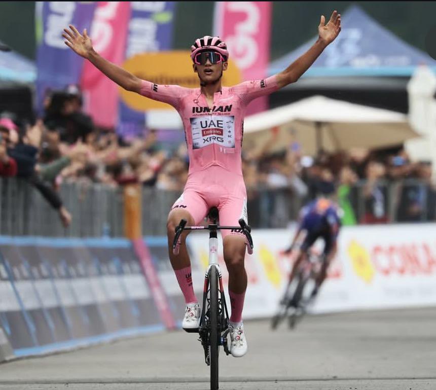 ¡Vístete de México!🇲🇽
¡En #Roma!
🏆¡¡¡Muchas felicidades al campeón de la categoría juvenil y segundo lugar en la clasificación general, Isaac del Toro!!! 🚴‍♂️
¡Viva México!
¡Viva Italia!
#GirodItalia