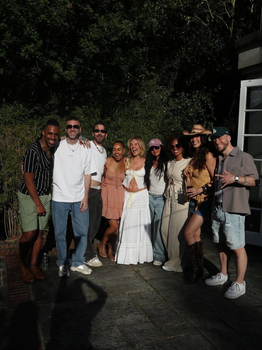 LITTLE MIX REUNION 🥹💗

📸 via Perrie Instagram