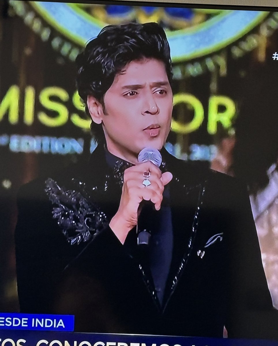 cecisol's tweet photo. Lo único que puedo decir en este Mis Mundo 2025 en India es que #meenamore del conductor 😍 y su peinado de #bollywood #MissMundoxCHV https://t.co/rZDA1zwoMn
