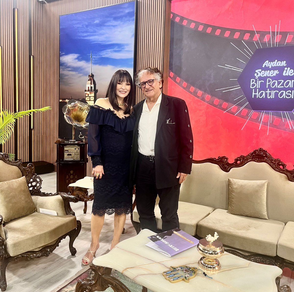Bu hafta, sevgili Aydan Şener’in sunduğu “Bir Pazar Hatırası” programının konuğuyum.
Kitaplarım, "Kemik" ve "Sakıncalı" ile Paris’teki sergim üzerine keyifli bir sohbet gerçekleştirdik. Sanat, edebiyat ve hayatın içinden pek çok konuya değindik.

📺 Yarın (saat:20.00, 1 Haziran