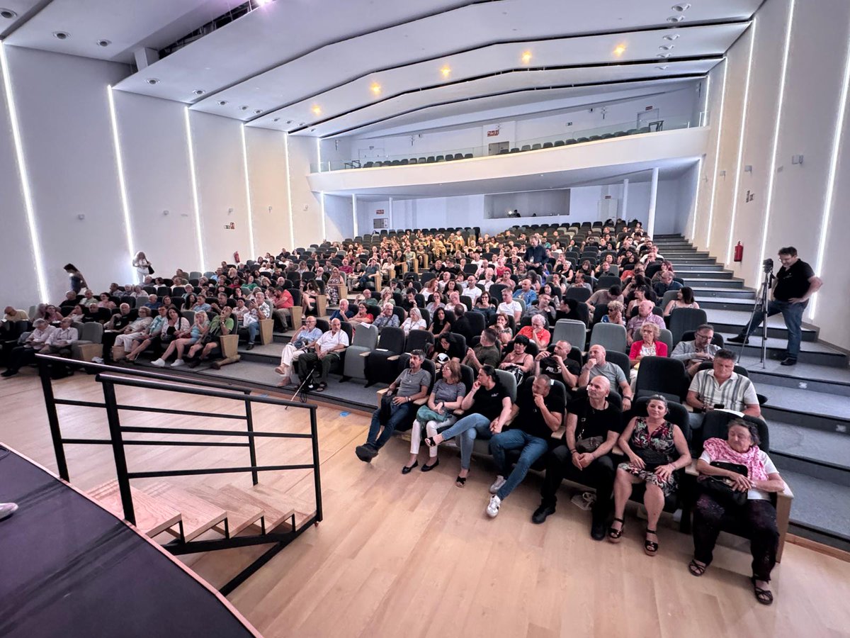 Debate chulo chulo al terminar la conferencia de <a href="/LuisDeUriarte/">Luis De Uriarte</a> 
    Y aún quedan manos alzadas.
<a href="/JoaquinAbenza_/">Joaquin Abenza</a> <a href="/Ayto_Pinatar/">Ayuntamiento de San Pedro del Pinatar</a> <a href="/Casadelarusa93/">Museo del B.Benifayó</a> 

#HistoriaYMisterio