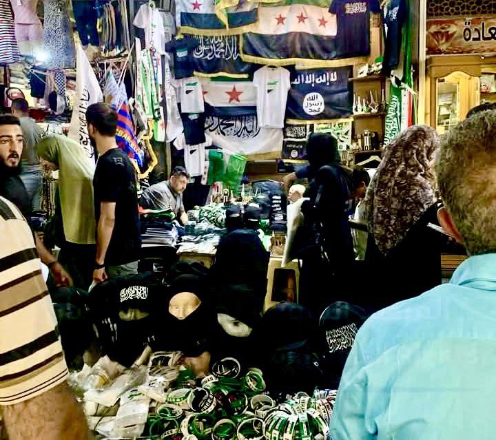 Parece que se venden, en público, banderas de ISIS en Damasco.
¿Lo van a normalizar o ya está normalizado?