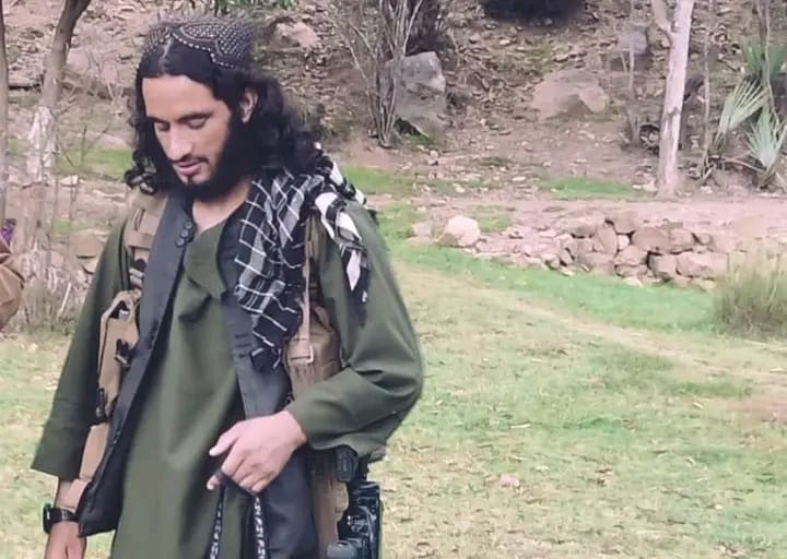 #ثاقب_جان مې د ژوند له خوږو ملګرو څخه ؤ
د هغه  تقوا، عاجزي، اخلاص او دیانت بیخي عجیبه وه.
د جهاد او شهادت په مینه کې دومره غرق تللی ؤ چې په ډېر کم عمر او موده کې یې دواړه راوپالل.
رب تعالی د ستر جنتونه ور نصیب کړي.