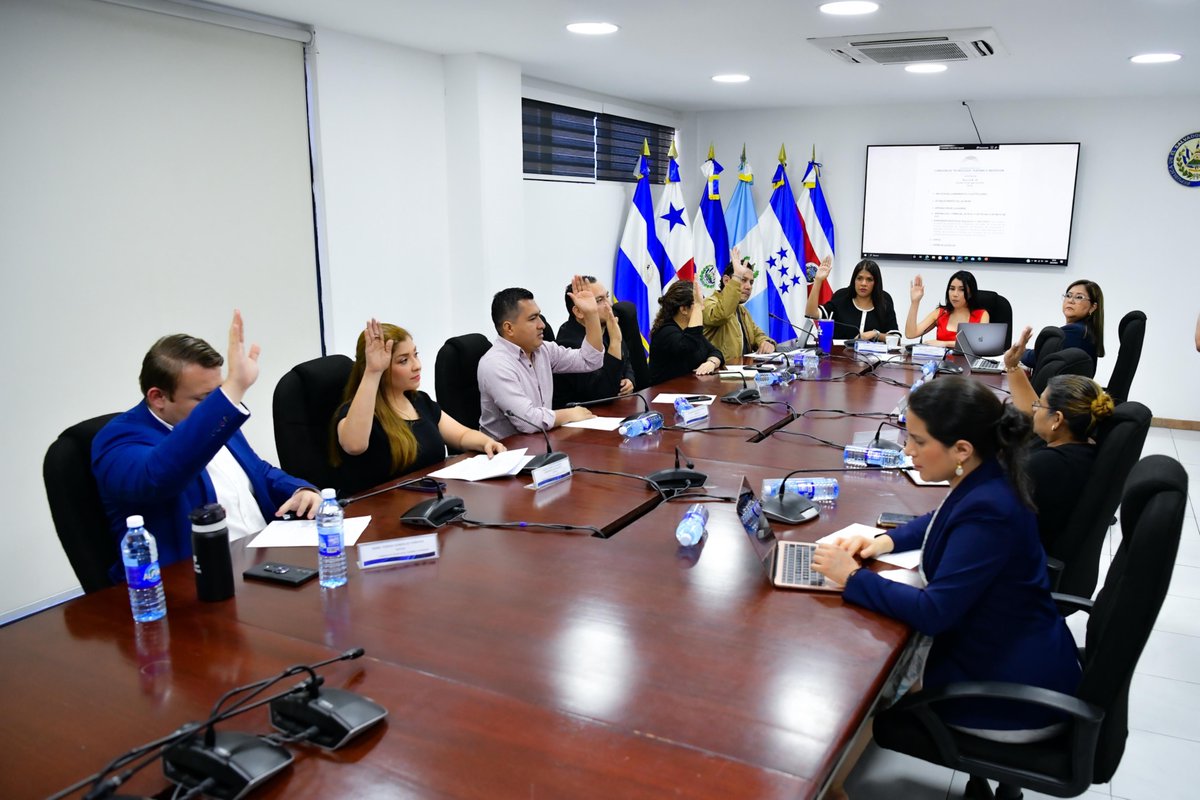 Buscan agilizar inscripción de sociedades con reforma al Código Municipal guana.link/CBWkS