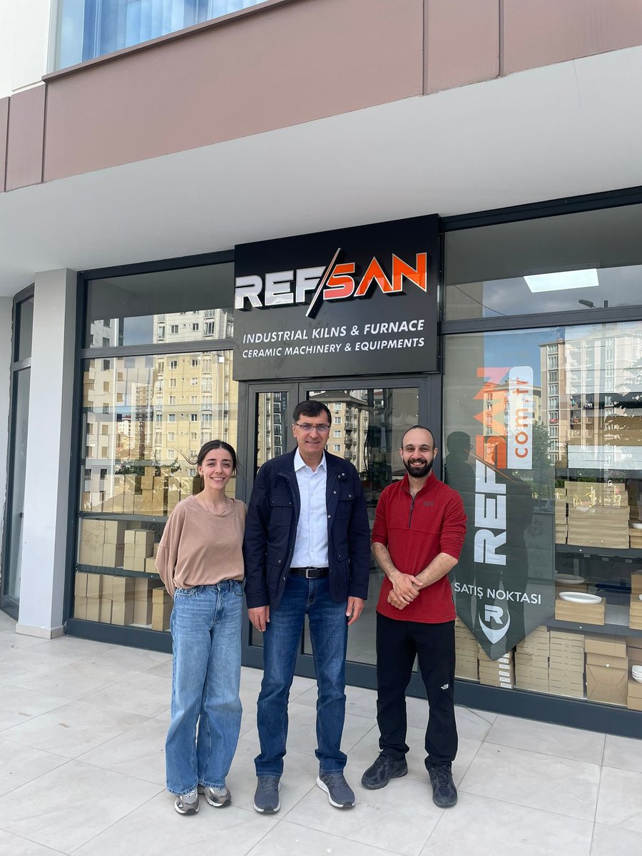 kutahyabel's tweet photo. 📢 Kütahya Belediye Başkanımız Eyüp Kahveci’den Refsan İzolasyon Ziyareti 🤝
▫️ Kütahya Belediye Başkanımız Eyüp Kahveci, Ümraniye/İstanbul’da faaliyet gösteren Refsan İzolasyon Sanayi ve Ticaret Ltd. Şti.’nin yeni mağazasını ziyaret etti. ✨
▫️ Ziyaret sırasında, Refsan’ın endüstriyel sanayi fırınları, çini, seramik atölye kurulumları ve cam sektörüne yönelik makinelerin imalatındaki çalışmaları takdirle karşıladığını belirtti. 💬
▫️ Belediye Başkanımız Eyüp Kahveci, markalaşma sürecinde önemli mesafeler kaydeden işletmenin sahibi Gökhan Karaaslan ile bir araya gelerek sektörel gelişmeler ile ilgili görüş alışverişinde bulundu. 💫
▫️ Belediye Başkanımız Eyüp Kahveci, sanayi gücüne katkı sağlayan bu tür yatırımların desteklenmesi gerektiğine vurgu yaparak, Refsan ekibine başarı dileklerini iletti. 🙏🏻