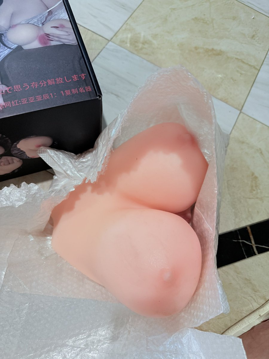 YYYC_Only's tweet photo. 搬家清库存 这个胸膜是我收到用来拍开箱视频的 没有使用过 表面的灰洗一下就掉了 点赞评论转发抽一位送 https://t.co/YqNjnb08ui