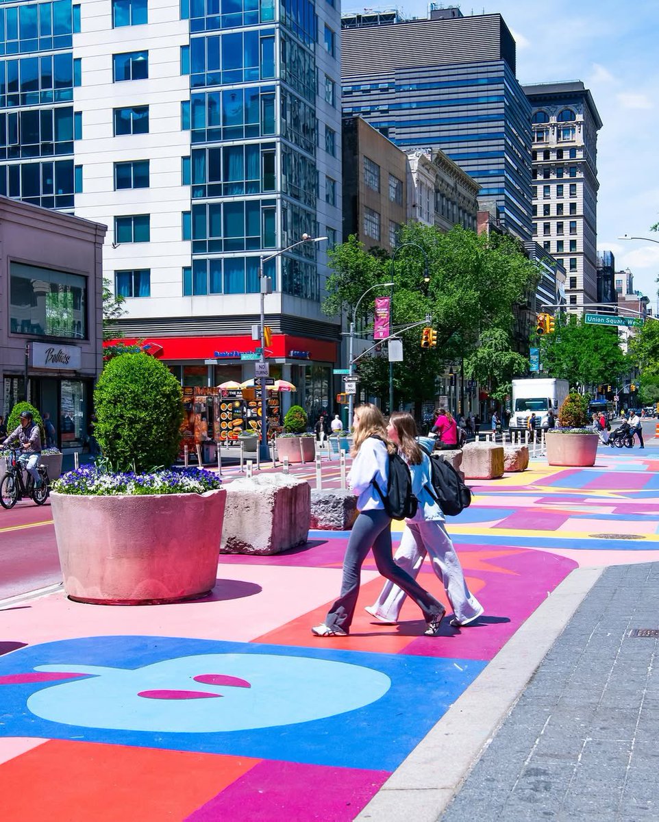 Más inspiración 🥰
¿Cómo generas mayor atención al uso del transporte público? Dignificando con arte a través de una intervención urbana.
La última intervención de Street Plans
📍 Calle 14 Busway 
📸 Jane Kratochvil