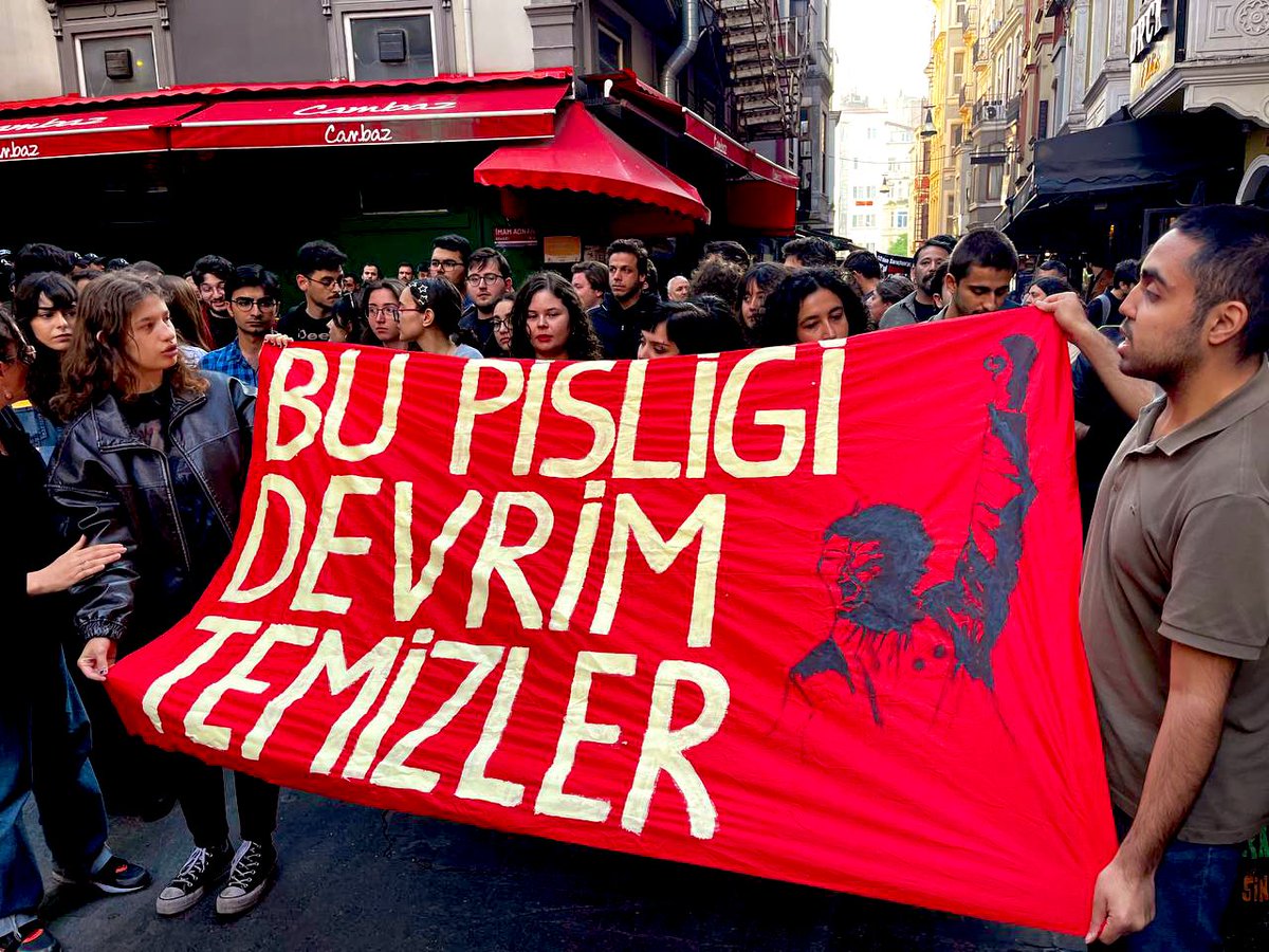 Gezi’nin yıl dönümünde, faili meçhul bırakılan yoldaşımız Önder Babat’ın düştüğü İmam Adnan Sokak’ta “Bu pisliği devrim temizler” pankartımızla buluştuk!

Görülmemiş hesap kalmayacak!