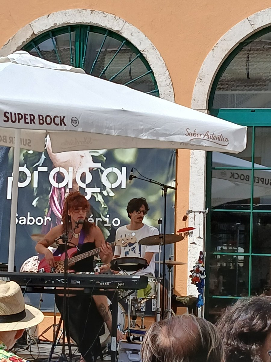 Esta tarde, na Praça do Beato, concerto intimista da Rossana (Inês Barroso) - uma artista total, que canta, dança, toca tudo e mais alguma coisa, enfim, encanta