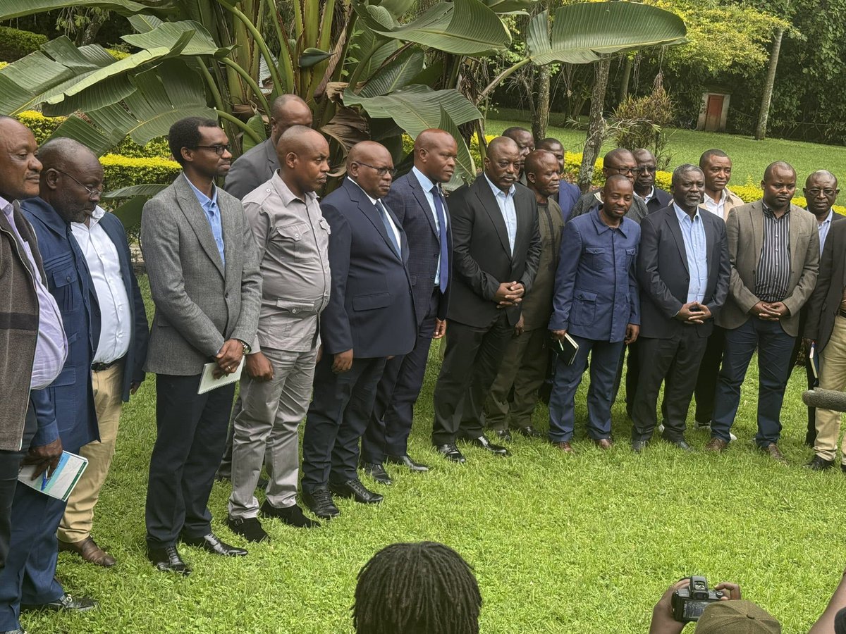 Ce samedi 31 mai 2025, Son Excellence le Président honoraire Joseph Kabila Kabange a poursuivi sa série de consultations en recevant une délégation de responsables d'établissements supérieurs et universitaires.