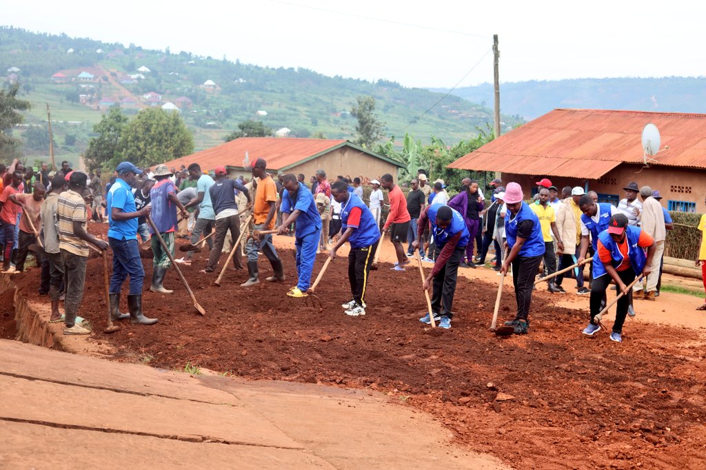 Fumbwe Sector (@fumbwesec42550) on Twitter photo Itsinda ry'Abadepite riyobowe na Honorable MUKABALISA Germaine, Ubuyobozi bwa <a href="/RwamaganaDistr/">Rwamagana District</a>,Ubuyobozi bwa <a href="/InspectorateRw/">Rwanda Inspectorate, Competition & C.P Authority</a> n'abandi bafatanyabikorwa b'Akarere bifatanyije n'abaturage b'umurenge wa Fumbwe mu muganda usoza ukwezi kwa Gicurasi(1/3) Itsinda ry'Abadepite riyobowe na Honorable MUKABALISA Germaine, Ubuyobozi bwa <a href="/RwamaganaDistr/">Rwamagana District</a>,Ubuyobozi bwa <a href="/InspectorateRw/">Rwanda Inspectorate, Competition & C.P Authority</a> n'abandi bafatanyabikorwa b'Akarere bifatanyije n'abaturage b'umurenge wa Fumbwe mu muganda usoza ukwezi kwa Gicurasi(1/3)