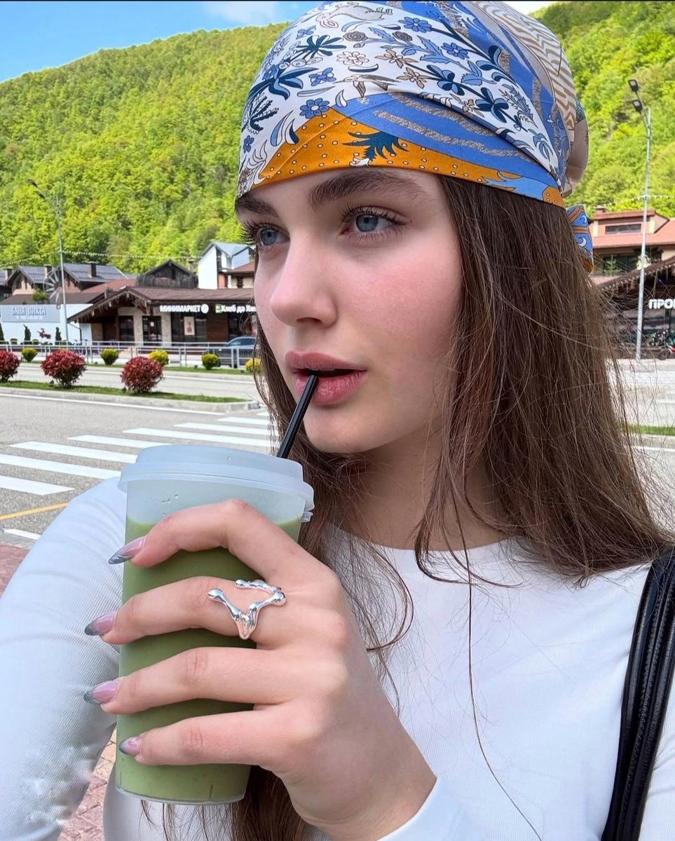 أحبّك لسببٍ لا أعرفه ، هكذا بلا منطق أنغمس فيك ولا أعرف كيف أنجو 🩶🫀.