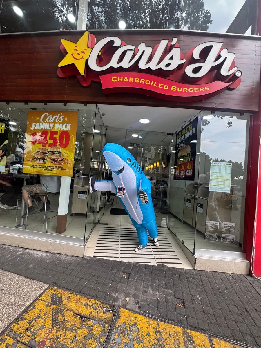 Cosplay de Tralalero tralala 
Porcodilo, me atendieron bien chido #Brainrot
 <a href="/CarlsJrMx/"><a href="/CarlsJr/">Carl’s Jr.</a>Mx</a> @CarlsJr