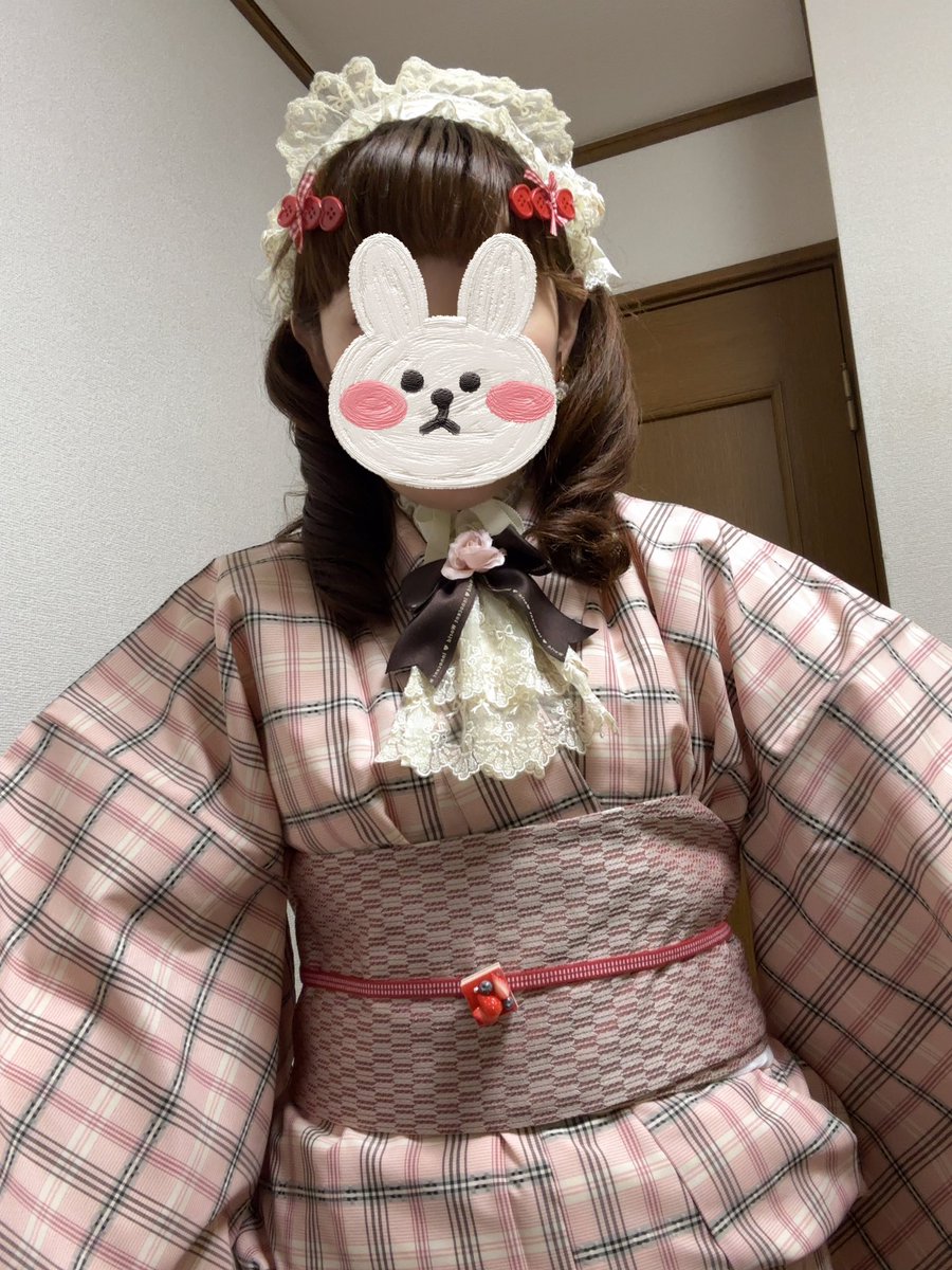 skimono2's tweet photo. #きものみーちゅー に行ってきました!
素敵なものがたくさんで幸せでした✨
雨だったので本来着ようと思ってた着物じゃなくて化繊で固めました
甘々コーデです🍓🎀
着物 #BANKAN
ブラウス ヘッドドレス #InnocentWorld
帯 #おりびと
ピアス #Liquem
三分紐 #和兎庵
鞄 #LUXURY
ヘアピン #shein https://t.co/ctC7QOtVCA