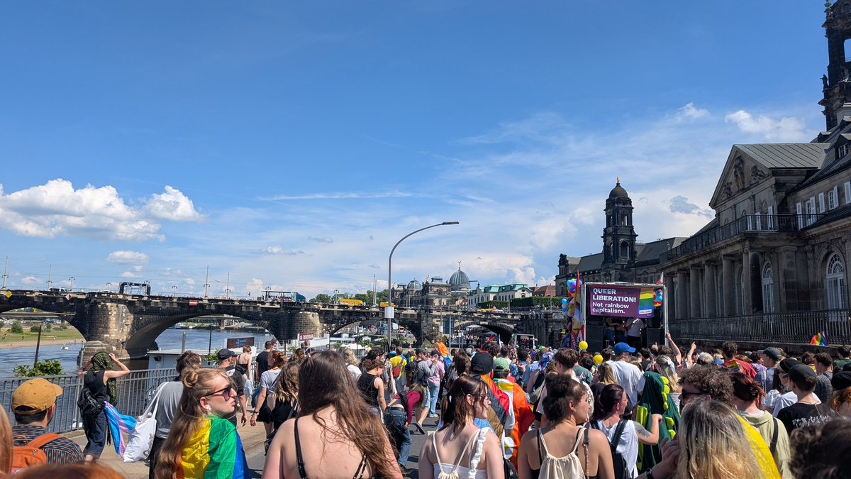 LLoalls's tweet photo. This was the best #CSDDresden yet. So many colorful faces. 🏳️🌈 I loved it. ❤️ https://t.co/vmQUJ8eZUa