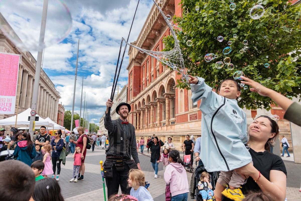 Wherever you may wander at the #ExRdFest next weekend, you're sure to come across some roaming acts on the move too!👣

Here's some snapshots of last year's roaming rockstars, strolling specialists and meandering marvels!