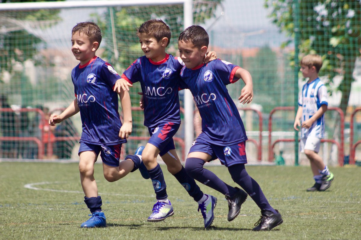 ComillasCF's tweet photo. Pura ALEGRÍA🤹‍♂️

Sigue nuestra cuenta para poder ver todas las imágenes y no te pierdas ninguna novedad! Pincha en el enlace y síguenos: 
https://t.co/zJocUuuqOy

#TorneoComillas #Torneo #Comillas #TorneoComillas #Fútbol #TorneoFútbolBase #Somosazules #Logroño #larioja https://t.co/lRlYet4AhV