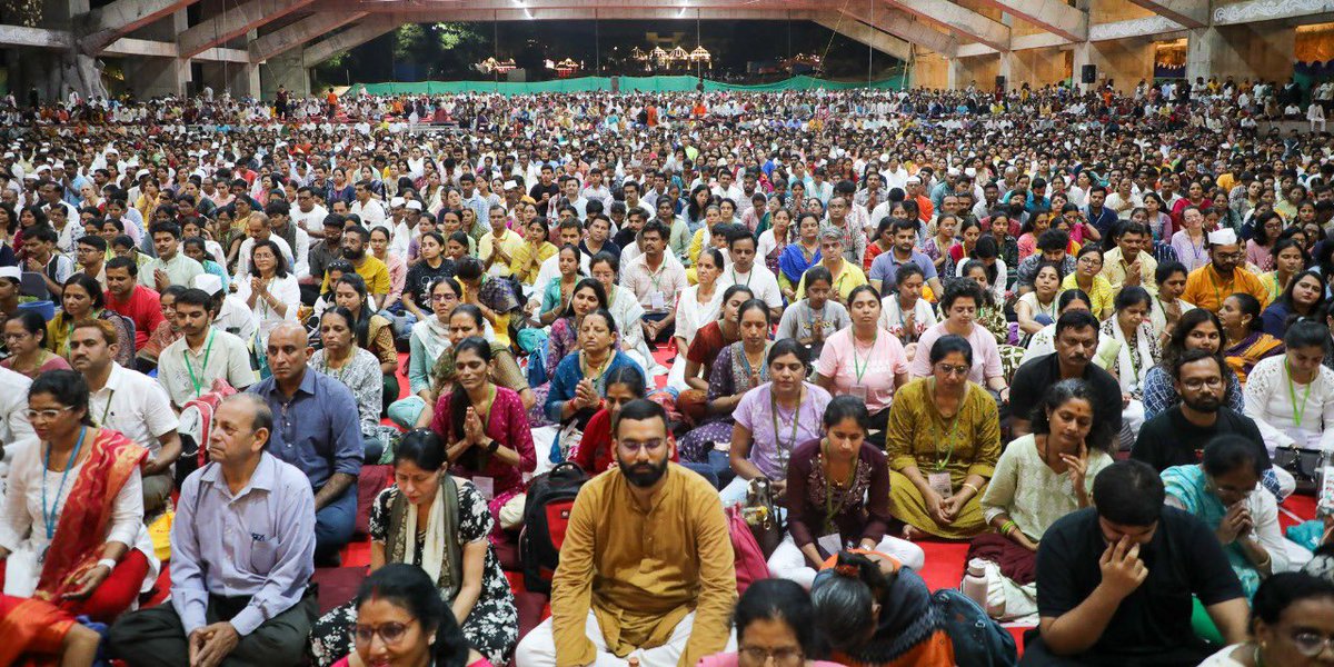 Gurudev Sri Sri Ravi Shankar (@gurudev) on Twitter photo महाराष्ट्र महोत्सव के अवसर पर राज्य के कृषि मंत्री श्री <a href="/kokate_manikrao/">Manikrao Shivajirao Kokate</a> और विधायक श्री <a href="/rajeshvitekar_/">Rajesh Vitekar</a> आज <a href="/BangaloreAshram/">Art of Living International Center</a> पधारे। वहाँ के किसानों को आधुनिक तकनीक के साथ नैसर्गिक कृषि पद्धतियों का लाभ पहुँचाने के लिए, महाराष्ट्र के कृषि मंत्रालय ने <a href="/ArtofLiving/">The Art of Living</a> के साथ २ बड़े महाराष्ट्र महोत्सव के अवसर पर राज्य के कृषि मंत्री श्री <a href="/kokate_manikrao/">Manikrao Shivajirao Kokate</a> और विधायक श्री <a href="/rajeshvitekar_/">Rajesh Vitekar</a> आज <a href="/BangaloreAshram/">Art of Living International Center</a> पधारे। वहाँ के किसानों को आधुनिक तकनीक के साथ नैसर्गिक कृषि पद्धतियों का लाभ पहुँचाने के लिए, महाराष्ट्र के कृषि मंत्रालय ने <a href="/ArtofLiving/">The Art of Living</a> के साथ २ बड़े