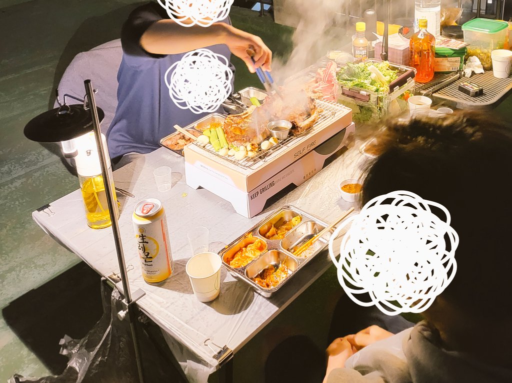 [하슬생활]
올해 첫 홈파티. 스트레스에는 술과 고기가 진리 ㅋ
강아지 데리고 처음하는 바베큐여서 간소하게 했지만, 나중에 손님들을 더 초대하여 같이 놀 생각하니 벌써 신나는구만 ㅎㅎ
다만 장소가 오픈 되어있어 울 강아지 벗기고 놀 수가 없는데... 좋은 방법을 생각해 봐야할 듯...