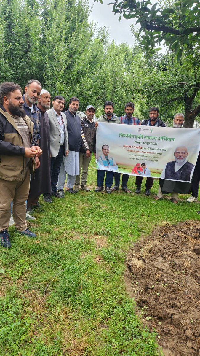 Director #ICARCITH Srinagar , Dr M K Verma by his presence and participation in #ViksitKrishiSankalpAbhiyan programmes and discussion with farmers today boosted the morale of ICAR-KVK Baramulla Scientists and officers of all line Departments of District Baramulla. #atari1icar