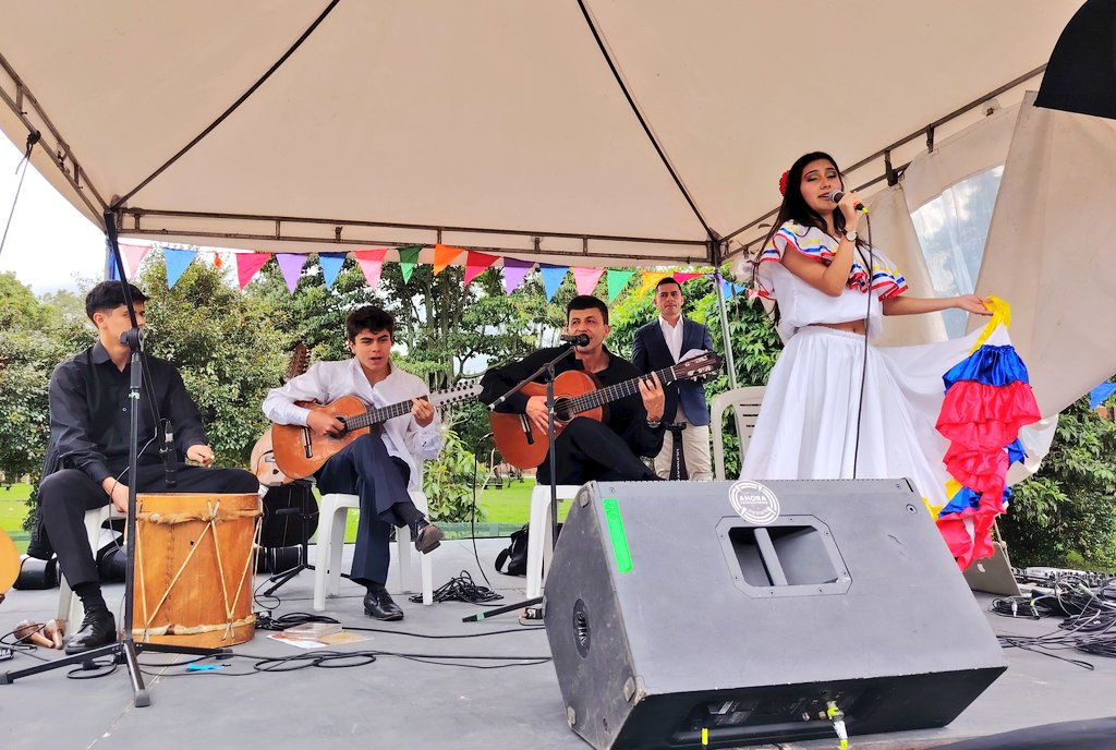 🎶👨‍👩‍👧‍👦 ¡La música que une generaciones!
Los Santoyo nos regalan una experiencia musical familiar llena de ritmo, alegría y tradición 🎸💃
¡Vive con ellos la magia del TeusaFest!

#AquíSíPasa #BogotáMiCuidadMiCasa