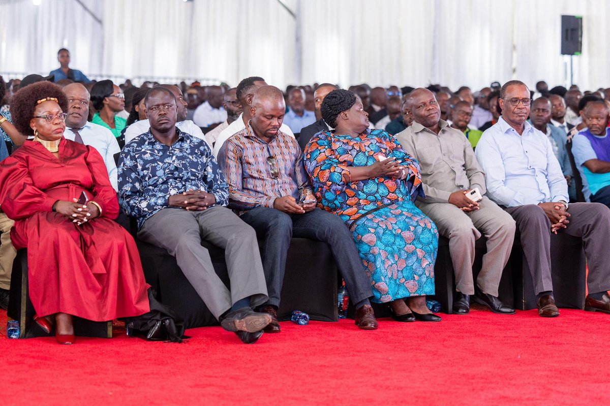 WilliamsRuto's tweet photo. It is our business to have a progressive Government that serves every Kenyan in every part of our country. 

We will do this through regular consultations with leaders and other stakeholders.

With Homa Bay County grassroots leaders at the State Lodge, Homa Bay. https://t.co/3EIyRw5ItF