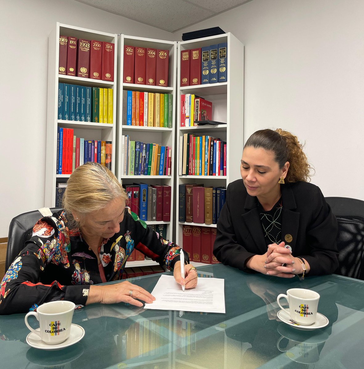 APCColombia's tweet photo. Esta semana, en el marco de nuestra Agenda de Filantropía en Nueva York, nuestra directora general, @EleoBe, firmó una carta de intención con @Caring4Colombia para fortalecer los vehículos que permitan que más recursos lleguen a los proyectos y organizaciones de Colombia 🌎 https://t.co/jSHJGKGNXM