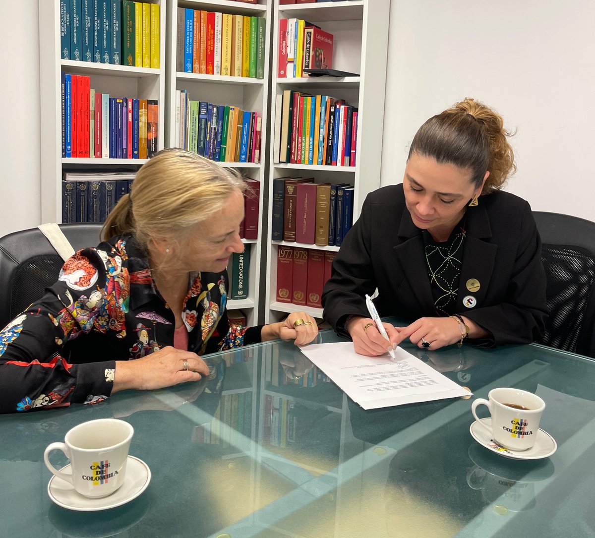 Esta semana, en el marco de nuestra Agenda de Filantropía en Nueva York, nuestra directora general, <a href="/EleoBe/">Eleonora Betancur</a>, firmó una carta de intención con <a href="/Caring4Colombia/">Caring for Colombia Foundation</a> para fortalecer los vehículos que permitan que más recursos lleguen a los proyectos y organizaciones de Colombia 🌎