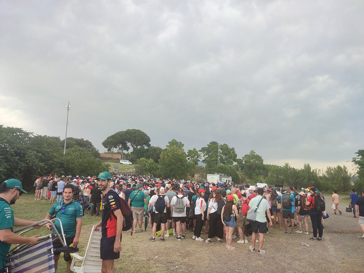 No sé, pagar 50 € de párking para esto, es de traca. <a href="/Circuitcat_es/">Circuit de Barcelona-Catalunya</a> Y hace una hora que ha terminado la actividad en pista.