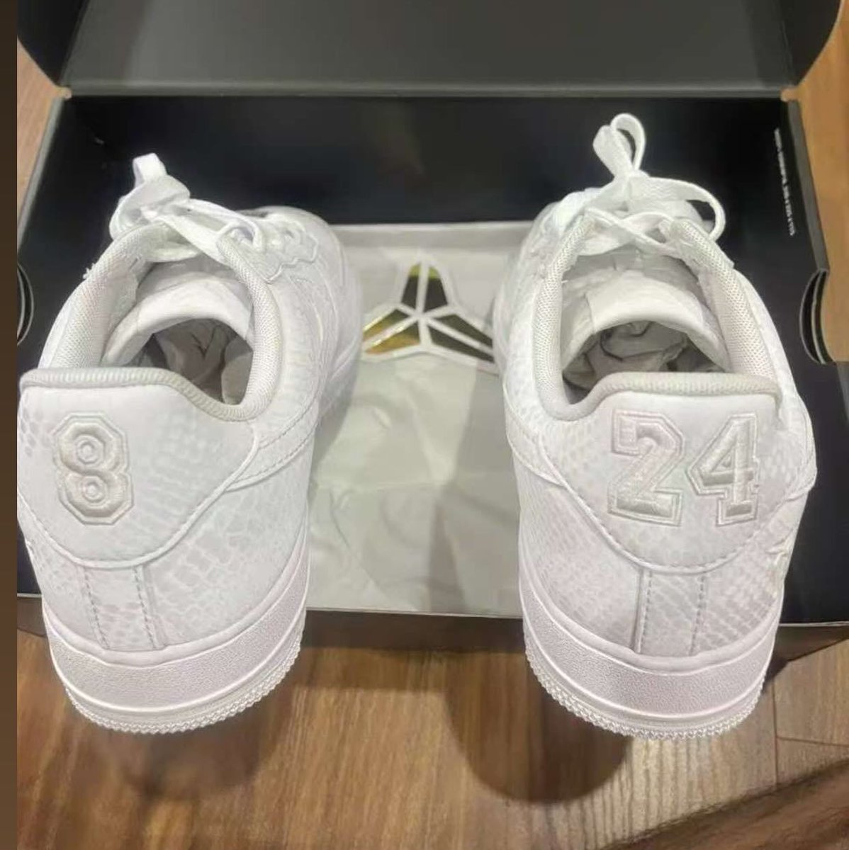 FIRST LOOK: Kobe Bryant x Nike Air Force 1 Low "Triple White" 🤍🐍

🗓️ Fall 2025