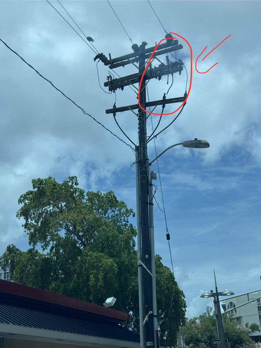 AngieCruz7's tweet photo. @AEEONLINE @lumaenergypr @Miguel_Romero_ Explotó poste en la calle Conveniencia, no hay servicio eléctrico desde las 10:50am querella S25053100051 hay varios machetes abajo #Condado #SanJuan #PowerOutage https://t.co/A2bobQ0RkA