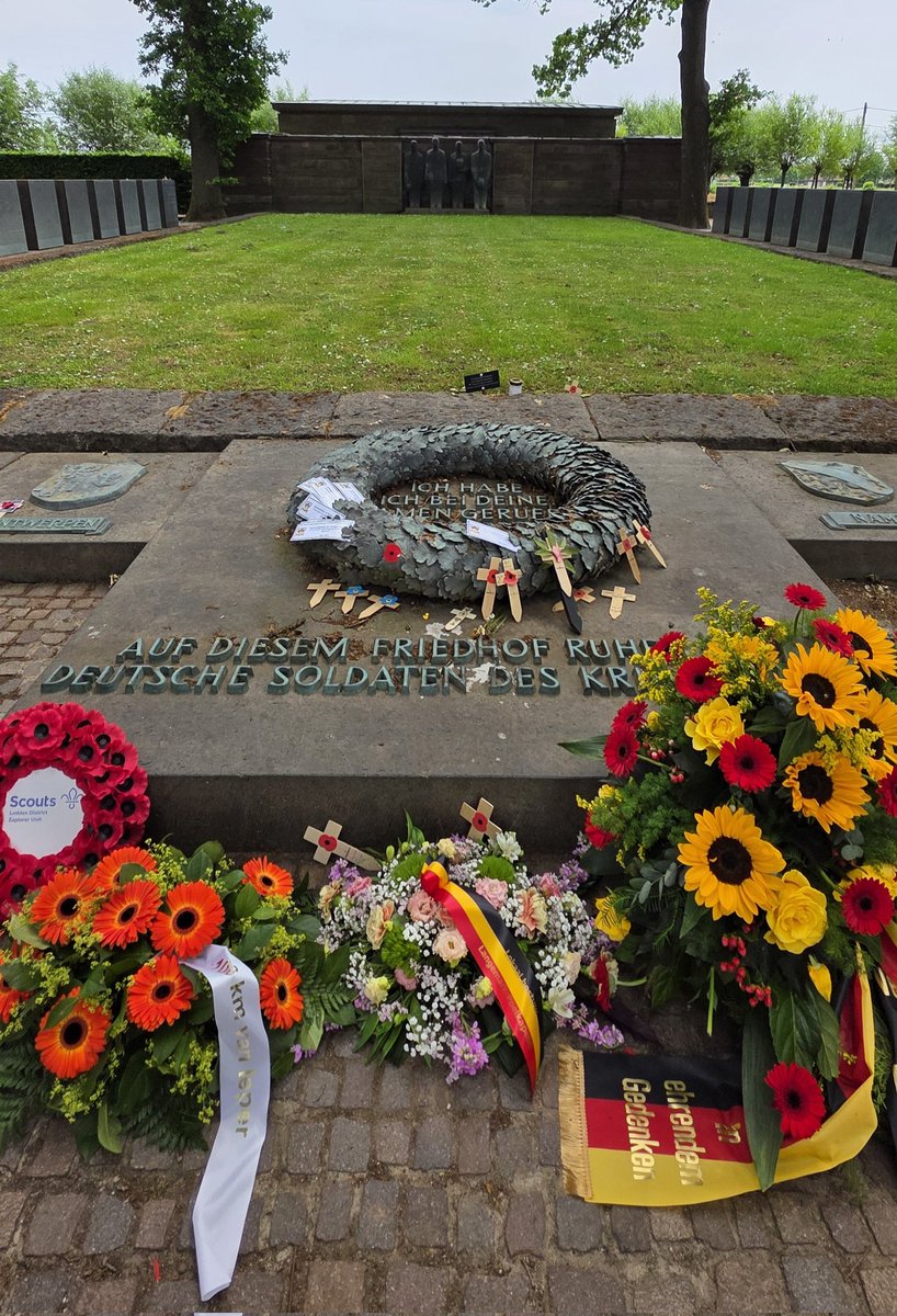 BBTLLP's tweet photo. And thats a wrap on our solo traveller tour! Today was spent again discussing positioning with a few stories to tie these in at #TyneCot,then a German perspective at #Langemarck before a late lunch with the lads.The day finishing at Essex Farm. A fantastic guest &amp; amazing 3 days! https://t.co/UdS6SgueQT