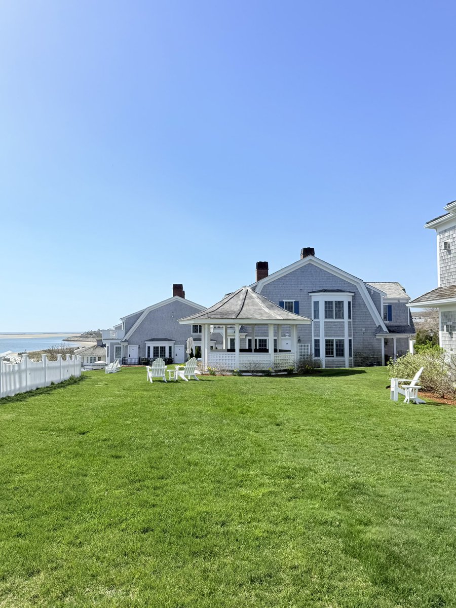ChathamBarsInn's tweet photo. Sunny days at Chatham Bars Inn ☀️ Who else is looking forward to more days like these?

#ChathamBarsInn #mycbi #lifeattheinn #travelnewengland #chathamma #visitcapecod #thepreferredlife #mylocalma #newenglandlife #familytravel #forbestravelguide #FTG5Star https://t.co/LfCNKDepq5