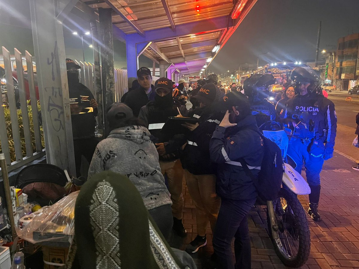 Secretaría de Seguridad y Gestión de Riesgos Quito (@seguridadequito) on Twitter photo 🚨 #Activados24Siete | En el sector de El Recreo continuamos con los operativos conjuntos de control, tránsito y espacio público con la participación de personal municipal junto a <a href="/PoliciaDMQZona9/">Policía DMQ Zona 9</a> y <a href="/FFAAECUADOR/">Fuerzas Armadas del Ecuador</a>.
✅ Resultados:
🔹 65 vehículos y motos revisados
🔹 2 vehículos 🚨 #Activados24Siete | En el sector de El Recreo continuamos con los operativos conjuntos de control, tránsito y espacio público con la participación de personal municipal junto a <a href="/PoliciaDMQZona9/">Policía DMQ Zona 9</a> y <a href="/FFAAECUADOR/">Fuerzas Armadas del Ecuador</a>.
✅ Resultados:
🔹 65 vehículos y motos revisados
🔹 2 vehículos