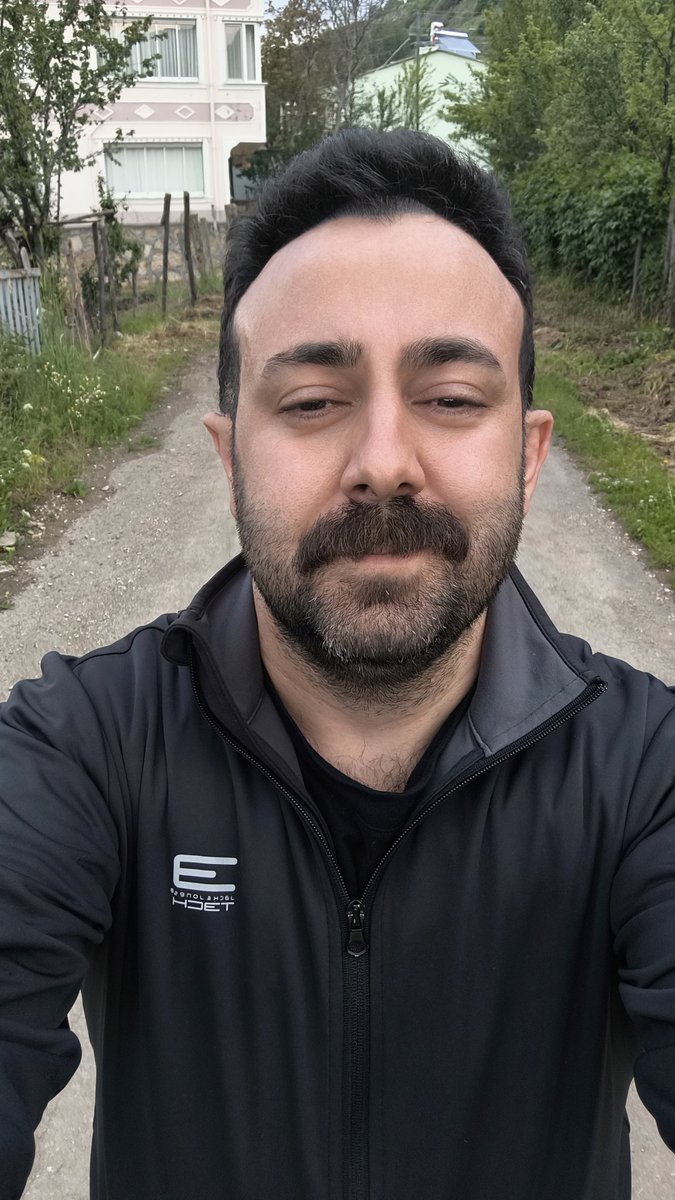 Köy, medeniyetin unuttuğu ama ara sıra hatırlayıp poz verdiği yegâne fon perdesidir. Bakınız benim gibi!