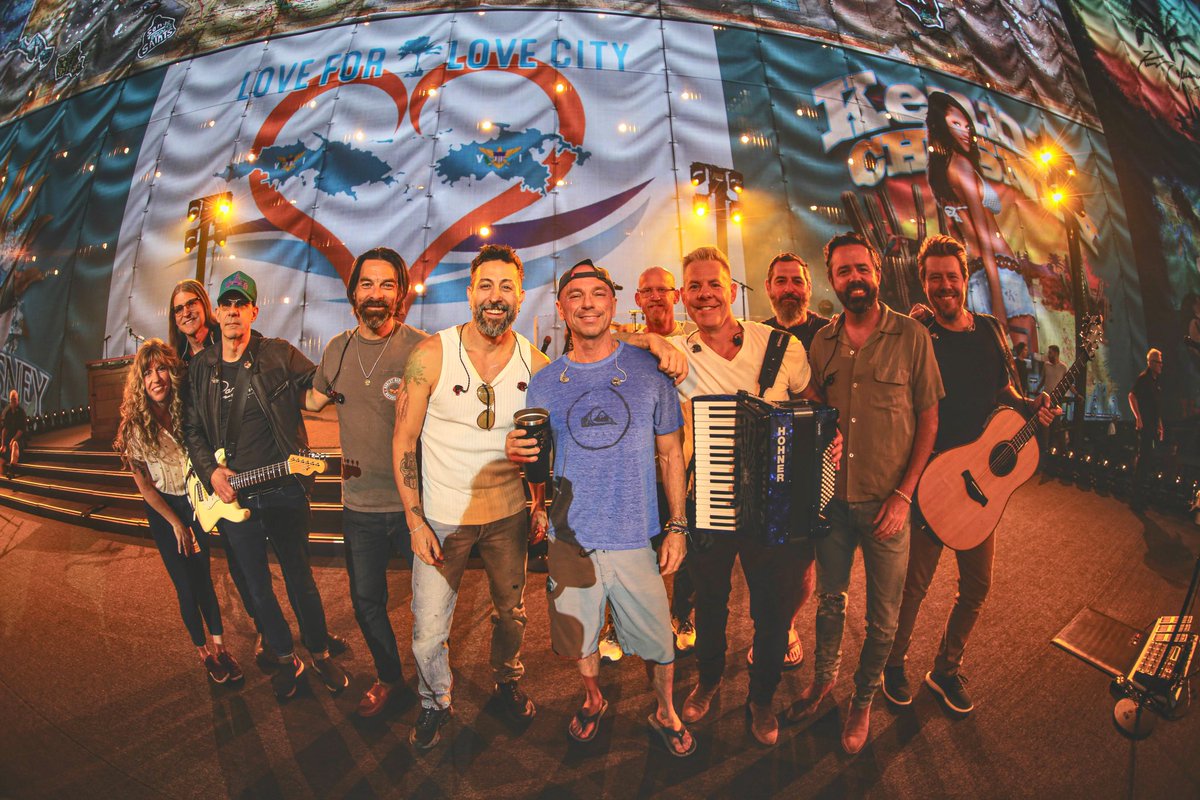 kennychesney's tweet image. Great to have @OldDominion back on stage with us. We missed you guys!! Sphere last night was so electric. See everyone tonight!!