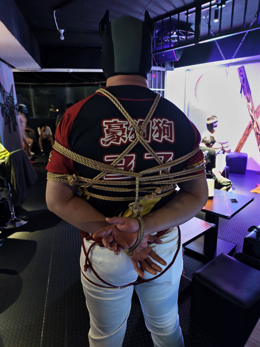 豪犬☆變態日常記錄 (@haodogrubber) on Twitter photo 祝大家端午節快樂!! (/^▽^)/
昨天去玩壞bar參加端午繩縛的活動,來的人數相當地多!還見到了不少狗狗&認識的人來玩,我當然是見一個蹭一個٩۹(๑•̀ω•́ ๑)۶
也跟風木在舞台附近相認,小聊了一下(σ°∀°)σ..:*☆
在沙發區看到一些人已經脫光全裸在開始表演,整體氣氛相當不錯
繩縛:<a href="/TetsuyaShinonom/">Tetsuya Shinonome</a> 祝大家端午節快樂!! (/^▽^)/
昨天去玩壞bar參加端午繩縛的活動,來的人數相當地多!還見到了不少狗狗&認識的人來玩,我當然是見一個蹭一個٩۹(๑•̀ω•́ ๑)۶
也跟風木在舞台附近相認,小聊了一下(σ°∀°)σ..:*☆
在沙發區看到一些人已經脫光全裸在開始表演,整體氣氛相當不錯
繩縛:<a href="/TetsuyaShinonom/">Tetsuya Shinonome</a>