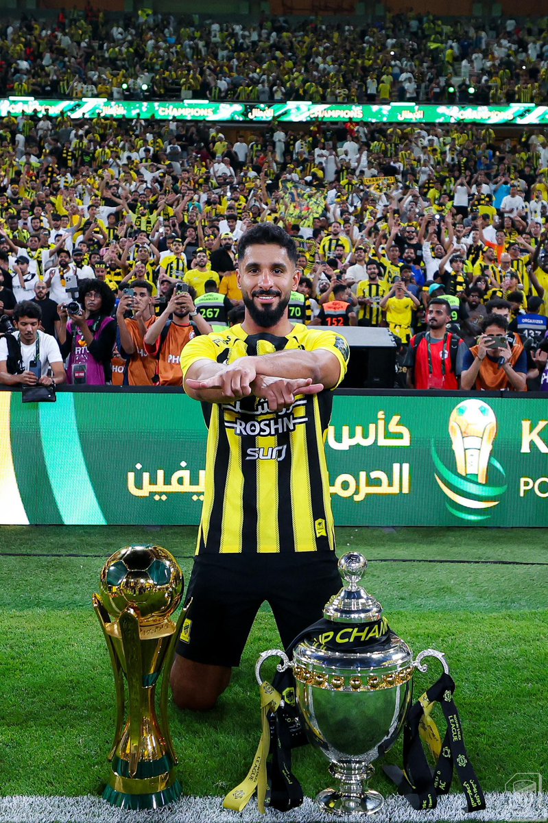 salehshehri_11's tweet photo. يوم تاريخي توّجه شرف السلام على سمو سيدي ولي العهد.. ألف مبروك يا جمهور الذهب ، البطولات لكم والدعم منكم 💛🖤 https://t.co/TuCLJSb0it