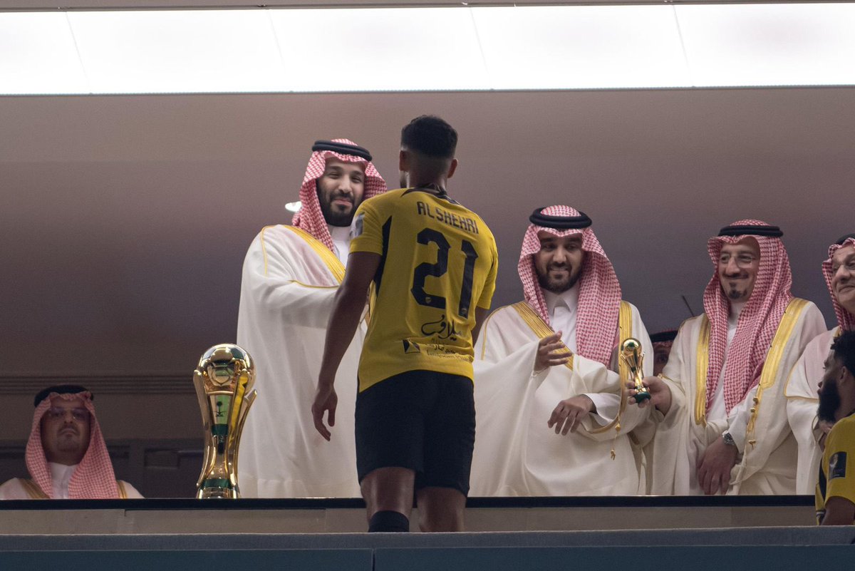 salehshehri_11's tweet photo. يوم تاريخي توّجه شرف السلام على سمو سيدي ولي العهد.. ألف مبروك يا جمهور الذهب ، البطولات لكم والدعم منكم 💛🖤 https://t.co/TuCLJSb0it